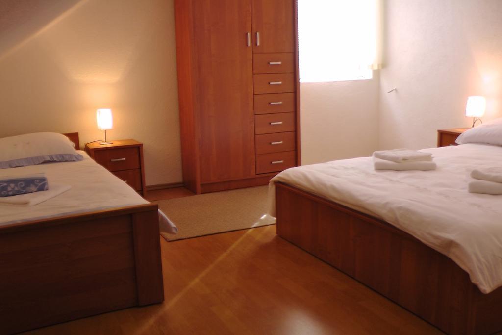 Apartment And Rooms Aracic Korenica Quarto foto